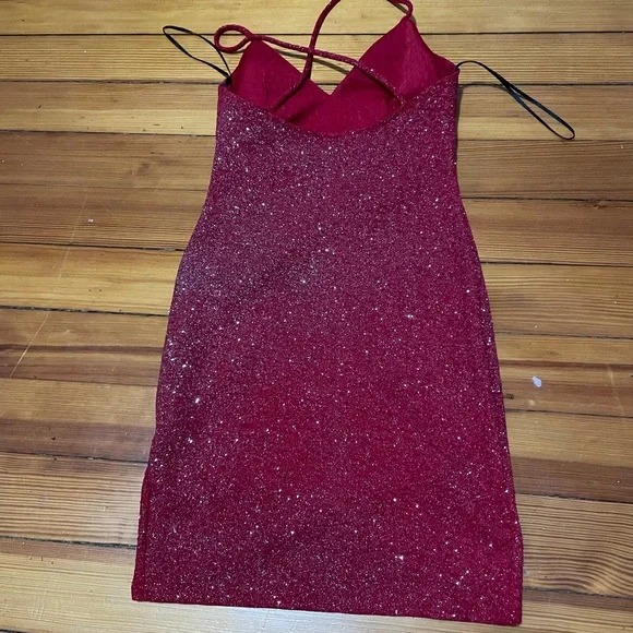 RED DRESS - Picture 2 of 2